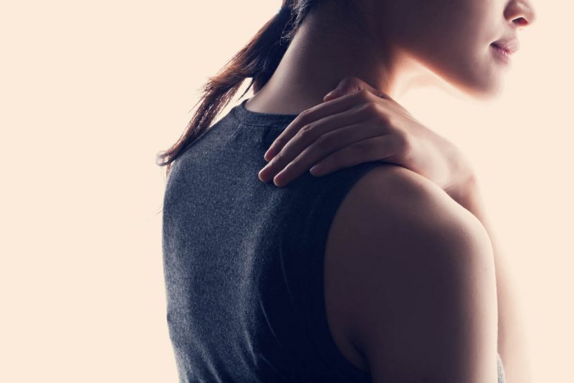 Bild zeigt eine Fraut mit frozen Shoulder