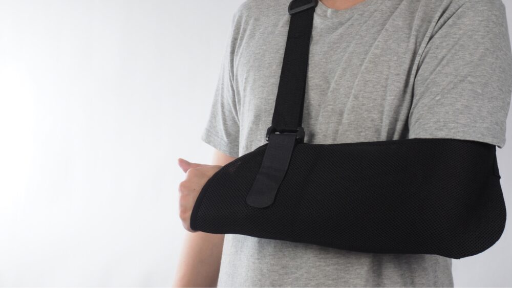 Mann mit Armschlaufe und macht jetzt Ergotherapie