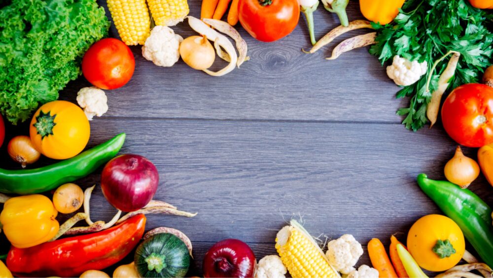 Gemüse und Obst um eine gesunde Ernährung widerzuspiegeln