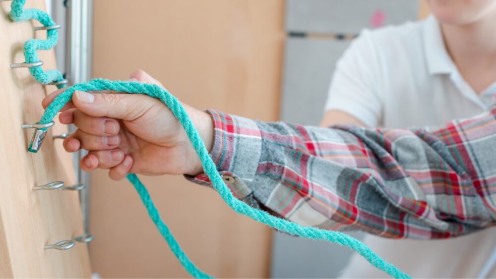 Mann der Übungen an der Wand in der Ergotherapie macht