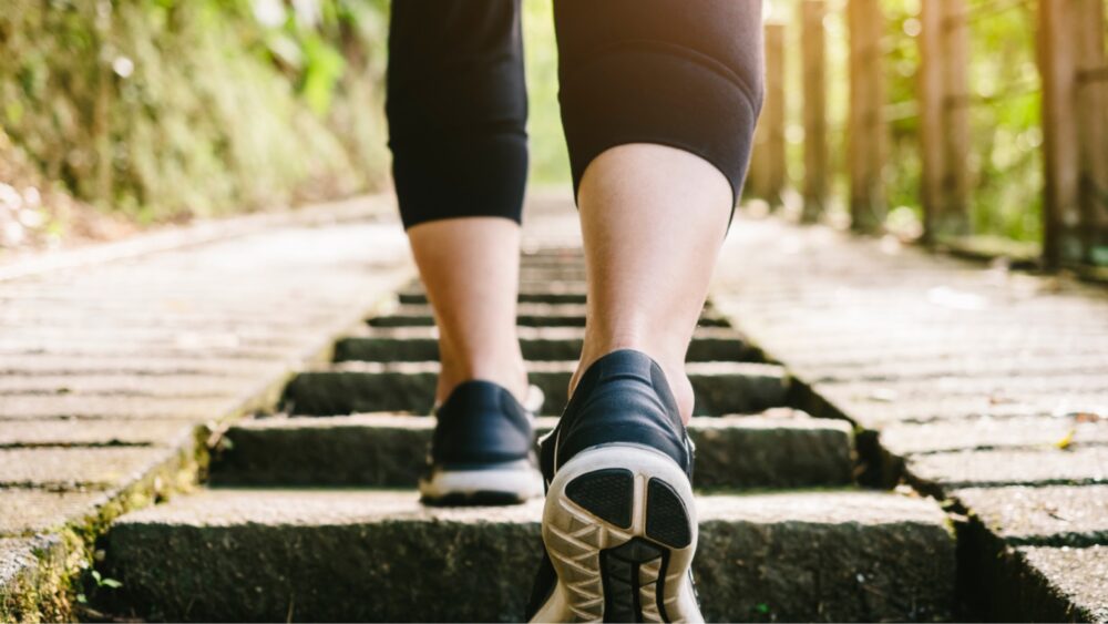 Frau, die Stiegen steigt um Fit im Frühling zu werden