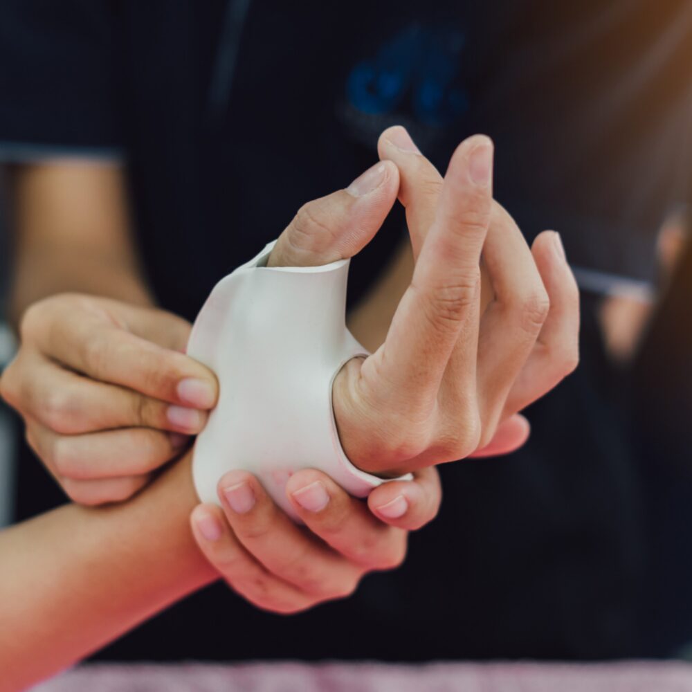 Bild von einer Hand, die verletzte ist und einen Schiene trägt