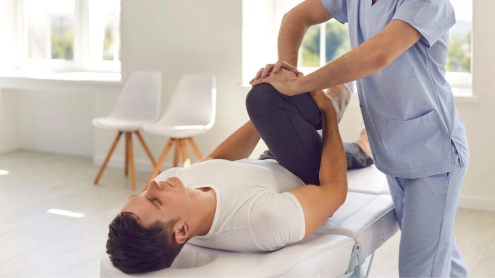 Mann, der Physiotherapie am Knie macht um sich zu regenerieren