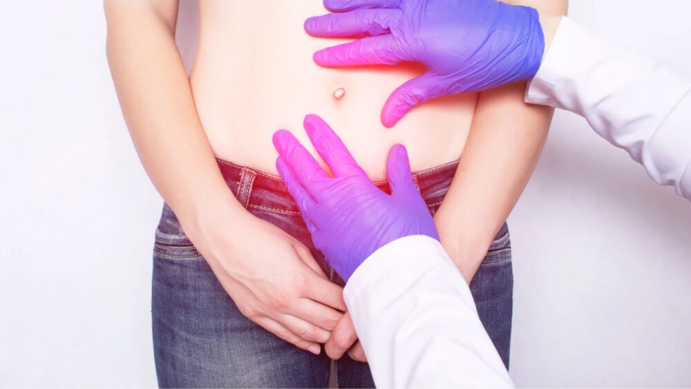 Arzt, der einen Patienten auf Leistenschmerzen untersucht