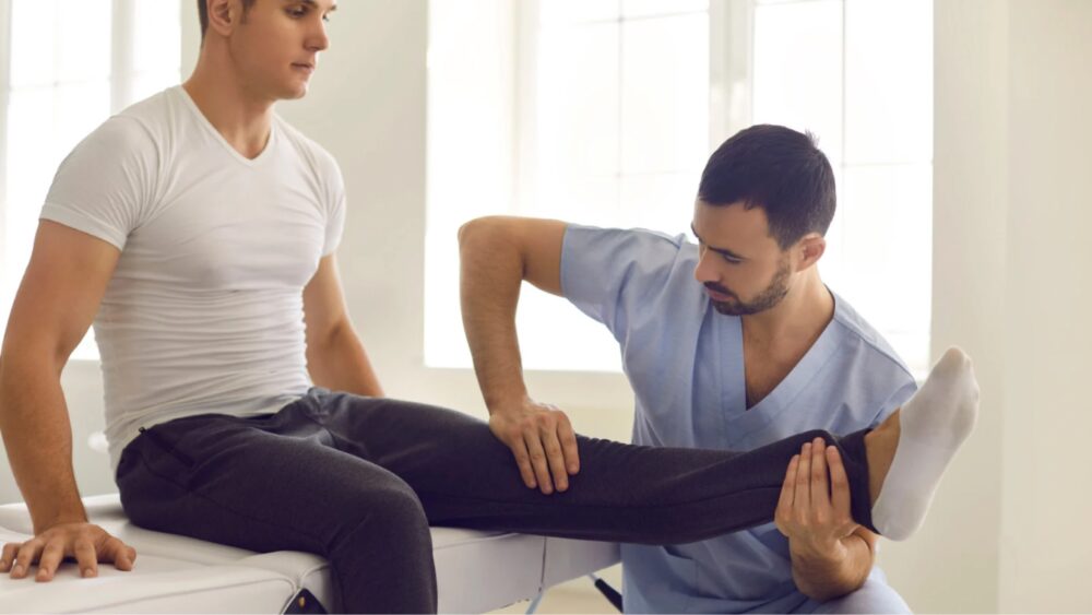Mann der gerade Physiotherapie macht