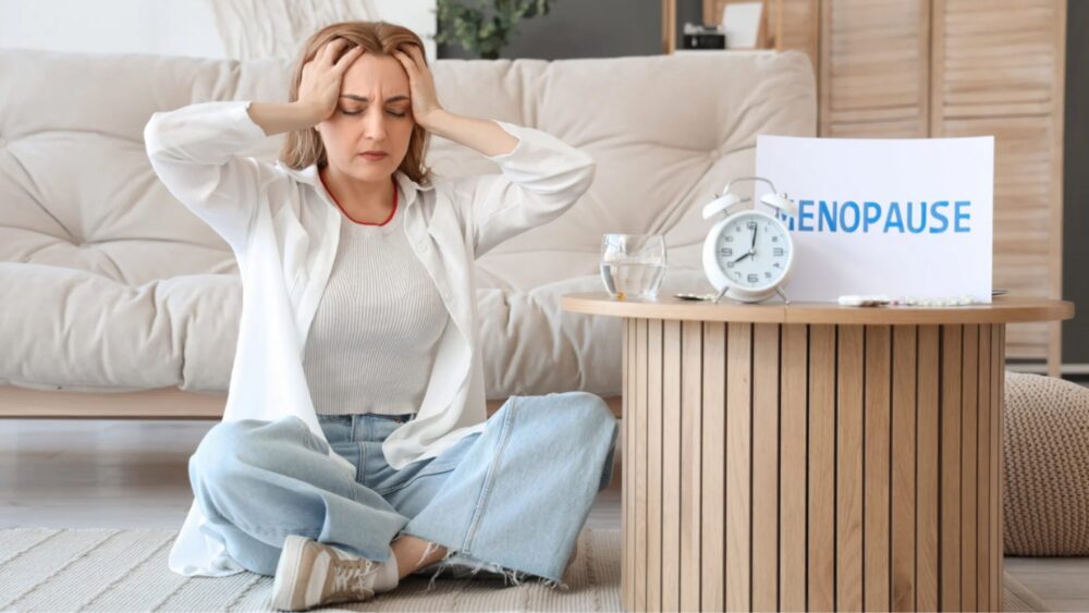 Frau die an der Menopause leidet unter verschiedenen Symptomen
