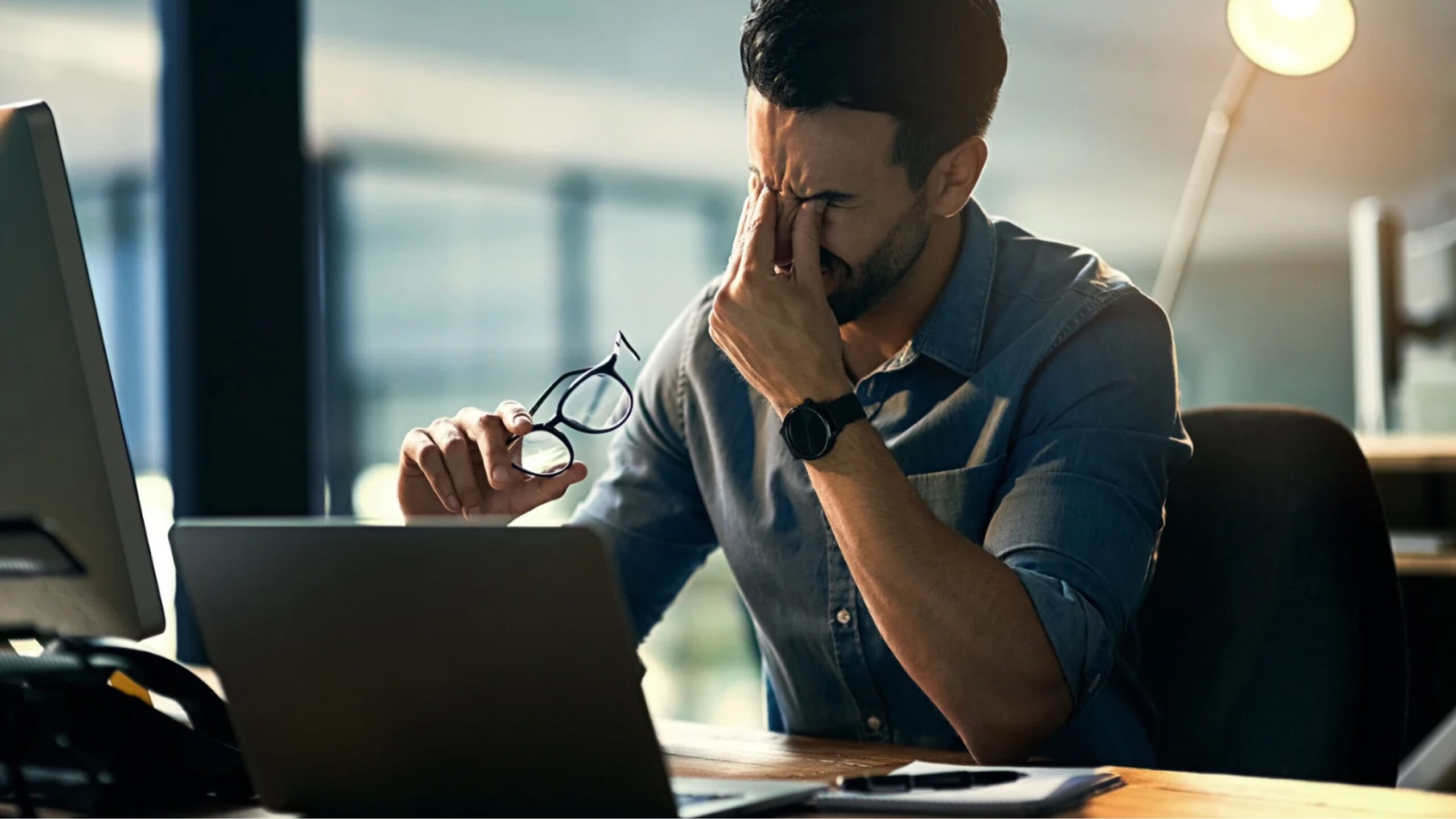 Mann, der ständig und zu viel arbeitet und unter ständigen Stress steht