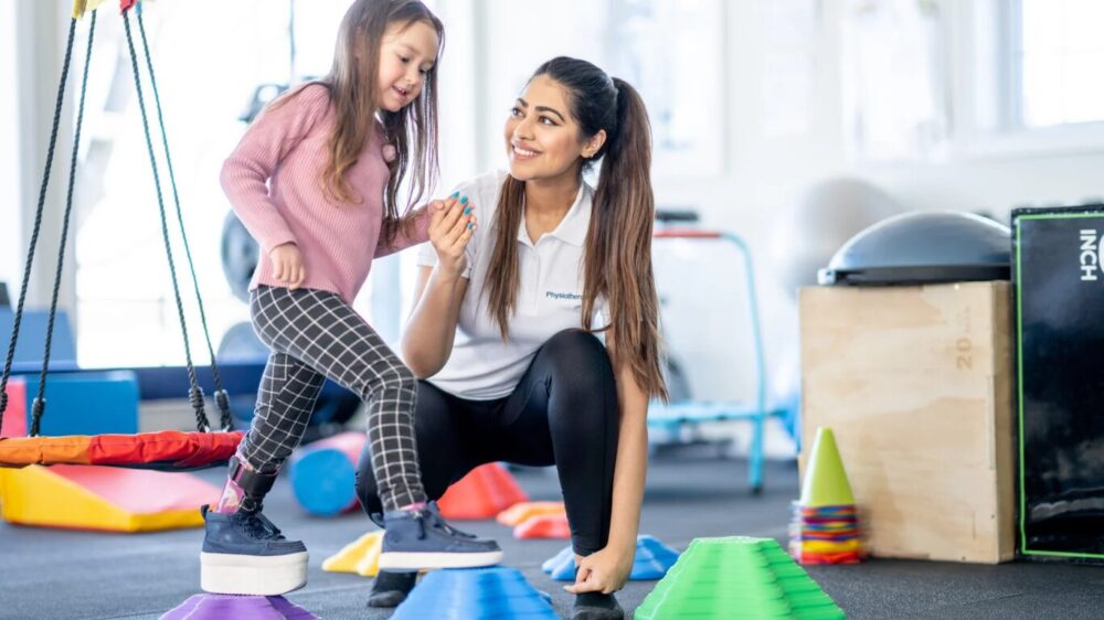 Mädchen macht Ergotherapie Übung mit Therapeutin