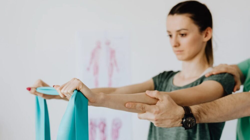 Frau, die Übung mit Theraband macht