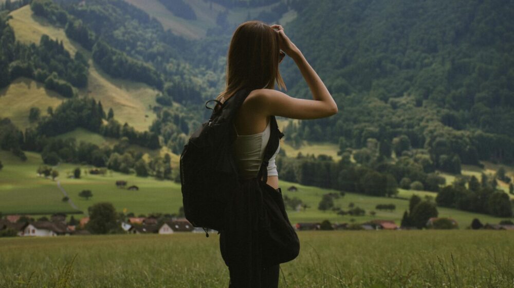 Frau auf Berg wandern